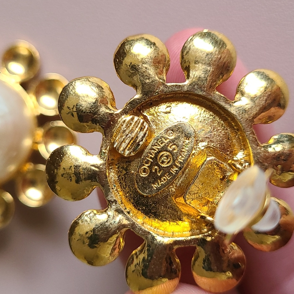 Authentic Chanel clip on earrings - Picture 4 of 16